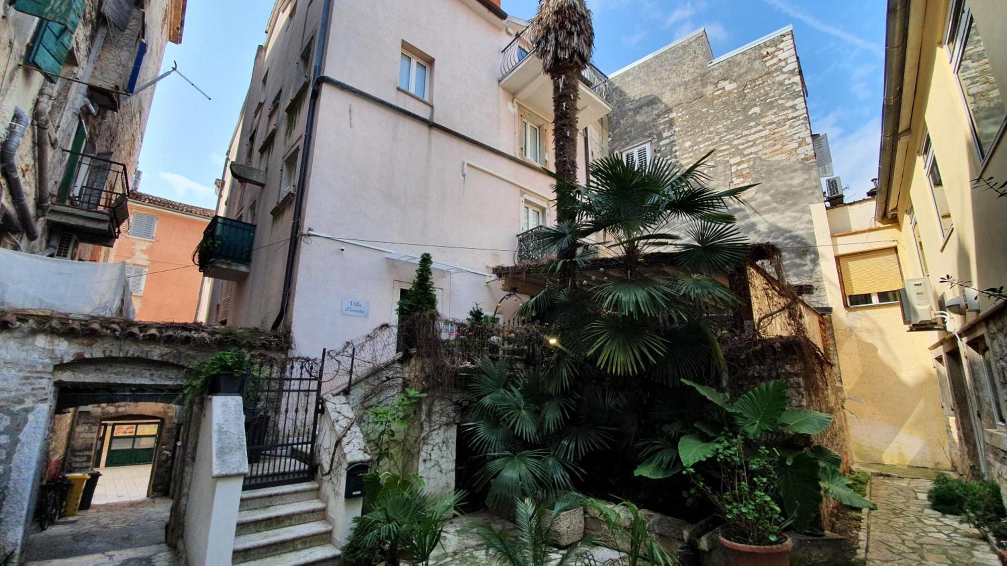 Queen Ernesta Vi. Rovinj